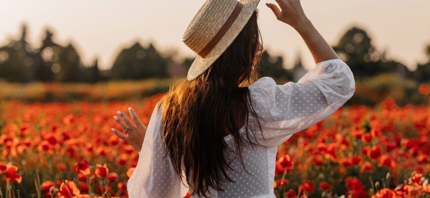 Beautiful,Young,Woman,In,Short,White,Dress,And,Straw,Hat